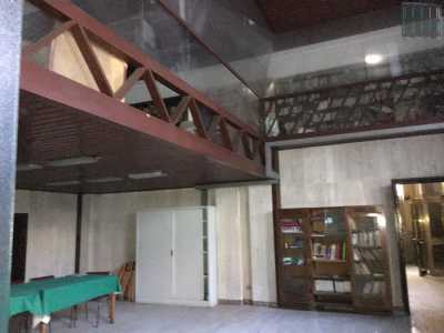 A sinistra dell�entrata si accede a una saletta soppalcata dove sono presenti numerose librerie